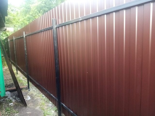 Монтаж ограждения из профнастила