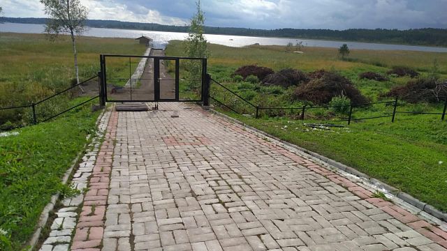 Распашные ворота с встр. калиткой (выход к воде)